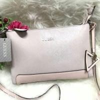 ราคา GUESS CROSSBODY BAG วัสดุหนังแก้วสะท้อนแสง ด้านหน้ามีtagหนังสามเหลี่ยมปรับดับด้วยโลโก้แบรนด์ Color: ดำ , ชมพู , ครีม (1599588973)