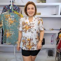 ราคา **พร้อมส่ง**E26///เสื้อคอจีนแขนบัวดอกช่อใหญ่ผ้าไหมอิตาลี //ฟรีไซ38-42นิ้ว ยาว24นิ้ว หน้าผ้า42นิ้ว// ราคา119บาท (29458604240)