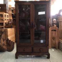 ราคา ตู้ไม้สัก ตู้โชว์ไม้สัก แกะสลัก สีโอ๊ค 2 บานเปิด 3 ชั้น 2 ลิ้นชัก สลักประตูไม้สัก ขนาด 24x62x100 cm. ตู้บานกระจก (20582618122)