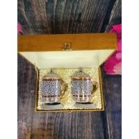 ราคา เบญจรงค์ แก้วเบญจรงค์ งานปราณีตสีนูน แบบคู่พร้อมกล่องผ้าไหมสุดหรู (17968180215)