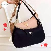 ราคา Guess กระเป๋าสะพายทรงพอช สะพาย​ไหล่​/คล้องแขน (21469608416)