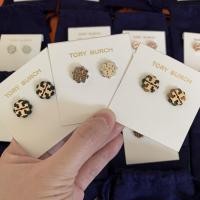ราคา ตุ้มหู TORY BURCH logo flower resin stud earring ตุ้มหูดอกไม้ logo TORY BURCH ทอง (1962991554)
