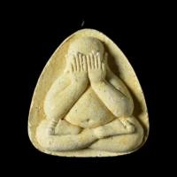 ราคา พระปิดตาสาวหลง มหาเสน่ห์หลวงพ่อชวน วัดเขาแก้ว จ.อ่างทองเนื้อผง ด้านหลังฝังพลอย (3790141679)