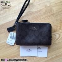 ราคา COACH W DOUBLE CORNER ZIP WRISTLET IN SIGNATURE (BLACK) (40099429)
