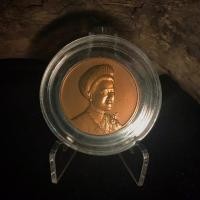 ราคา เหรียญราชินี (พระพันปีหลวง) #เนื้อทองแดง 3 cm พร้อมตลับและขาตั้งอคริลิค (16597223024)