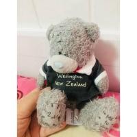 ราคา ตุ๊กตาหมี "Me to You" หรือที่รู้จักกันในชื่อ Tatty Teddy ตุ๊กตาหมีที่มีขนสีเทาใส่ชุดสุดเท่ (42873723402)