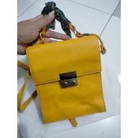 ราคา HP Zara mini Sling bag สีเหลือง ใส่โทรศัพท์มือถือ preloved (58001117498)
