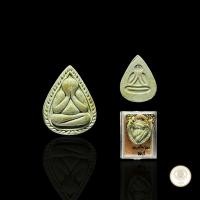 ราคา ประกันแท้ พระปิดตา รุ่นผงหยก หลวงพ่อแก้ว วัดเครือวัลย์ จ.ชลบุรี เนื้อติดเขียวอ่อน สวย พร้อมกล่องเดิม (27103646983)