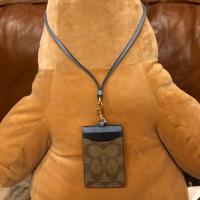 ราคา สายคล้องคอ ห้อยบัตร Coach แท้ 100% (1749080660)