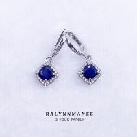 ราคา L6425 ต่างหูพลอยไพลินแท้ ( Natural Blue Sapphire ) แบบอิงลิชล็อค ตัวเรือนเงินแท้925 ชุบทองคำขาว (18809105292)