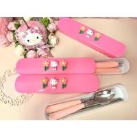 ราคา ชุดช้อนส้อมพร้อมกล่องพกพาสีชมพูคิตตี้ชุดช้อนส้อมพร้อมกล่องคิตตี้ (11012511621)