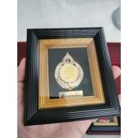 ราคา กรอบรูปตั้งโต๊ะ หรือแขวนผนังได้ ด้านในเป็นเหรียญ ในหลวงรัชกาลที่9 ล้อมด้วยคริสตัล (6662892836)