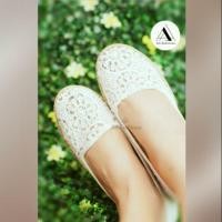 ราคา รองเท้าคัชชูส้นเตี้ย รองเท้าลูกไม้สีครีม สไตล์วาเลน (1404598425)