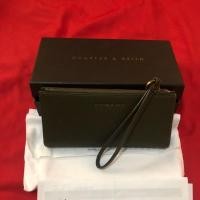 ราคา กระเป๋า charles &Keith ใบยาวของแท้มือสองอุปกรณ์ครบ สภาพ 90% มีตำหนิตามการใช้งานไม่มีตำหนิหนัก (6336954099)