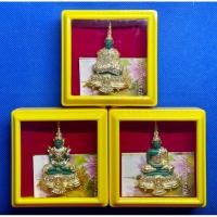 ราคา ชุดพระแก้วมรกตสามฤดู ด้านหลังเป็นเข็มกลัด ในกล่องมีใบบอกประวัติและคาถาบูชาพระแก้วมรกต (23336651849)