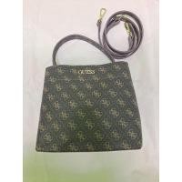 ราคา กระเป๋าถือหรือสะพาย GUESS ทรงขนมจีบ สวยอยู่ทรง ด้านหน้าประดับโลโก้แบรนด์ (10121254763)