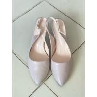 ราคา รองเท้าส้นสูงรัดส้นสีครีมไซส์41 (24195569479)