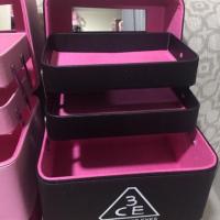 ราคา กระเป๋าเครื่องสำอาง 3CE หนัง PU 2 ถาด sizeM สภาพ90% (3839557873)