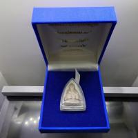 ราคา กริ่งปุ้มปุ้ย พระกริ่งพระพุทธอุดมสมบูรณ์ เนื้อเงิน เจริญอายุวัฒนมงคล 77 ปี สมเด็จพระวันรัต วัดบวรนิเวศฯ ปี2556 กล่องเดิม (24772444414)