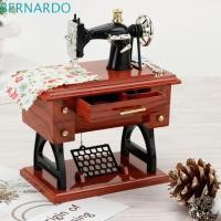 ราคา ตัดเย็บตุ๊กตา BERNARDO|จําลองจักรเย็บผ้าขนาดเล็ก|รุ่น,มินิลานกลไกลิ้นชักวินเทจสามารถเปิดกล่องดนตรีบ้านตุ๊กตาขนาดเล็กตกแต่งบ้าน (42018464266)