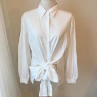 ราคา เสื้อเชิ้ตสีขาว แบบผูกโบด้านหน้า ฟรีไซส์ มือสองสภาพดี มีตำหนิ1จุด สินค้าพร้อมส่ง ราคาถูกมาก (1423438702)