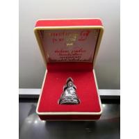 ราคา พระกริ่งญาณรังสี แท้ รุ่นมหาบารมี 79 รุ่นแรก(ไม่อุดกริ่ง) สมเด็จพระญาณสังวร วัดบวร เนื้อชนวน หล่อโบราณ มีคราบเบ้า ปี2535 (23085779945)