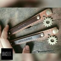 ราคา กำไลข้อมือสลักชื่อ กำไล กำไลข้อมือ หนังตอก หนักตอกชื่อ (124023617)