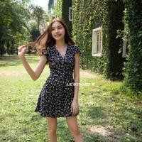 ราคา มินิเดรสคอวีลายดอกไม้ผูกเชือกโบว์ที่เอว ใส่แล้วน่ารักหวานๆใสๆ เนื้อผ้าวูลพีช มีซับใน รูดซิปหลัง (2275114398)