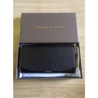 ราคา (มือสอง)​กระเป๋า​สตางค์​ charles&keith​ แท้ 100% พร้อมกล่องแท้ (10141140727)