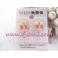 ราคา พร้อมส่งต่างหูแฟชั่นเกาหลี กล่องของขวัญจิ๋วสีขาวมุกคาดทองแต่งโบว์สีชมพูหวานประดับมุกสีขาว สวยน่ารักสไตล์คุณหนูค่ะ (1409527526)