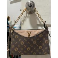 ราคา playboy กระเป๋าถือสะพายข้าง ตำหนิเยอะขายตามสภาพ ตำหนิ3รูปสุดท้าย (46751347017)