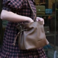 ราคา กระเป๋าทรงขนมจีบน่ารักมากๆ นุ่ม เบา ก้นกว้าง จุมาก กระเป๋าสะพายหนังวัวแท้ Daifuku (Hatsukoi Bag) (22219624721)