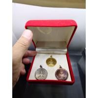 ราคา เหรียญพระแก้วมรกต ที่ระลึกซ่อมบูรณฉัตร (ชุด 3เนื้อ กาหลั่ยทอง เงิน นาค) พระเทพฯ ทรงจัดสร้าง วัดพระศรีรัตนศาสดาราม ปี2531 (44017932530)