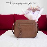 ราคา กระเป๋าสะพายข้างgap PVC (มือสอง) (24074301922)