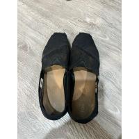 ราคา ส่งต่อรองเท้า Toms สีดำลูกไม้ 8US (W8) สภาพ 70% 25 cm (26981874469)
