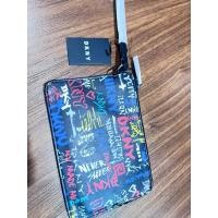 ราคา DKNY 2 in 1 Tilly กระเป๋าคล้องมือกระเป๋าคลัทช์สีดำพิมพ์ลายกราฟฟิตี 8.5" x 6" ใหม่ (24728424349)