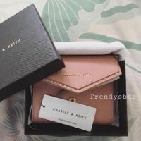 ราคา กระเป๋าสตางค์ แบบพับ Charles &​ Keith แท้ % (1826290948)