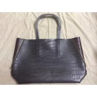 ราคา ‼️Sale‼️กระเป๋าสะพาย(ไหล่) จาก estee lauder สีเทาดำ แถบน้ำตาล ซิปสีทอง รุ่นใหม่ collectionล่าสุด!!! (488008549)