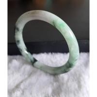 ราคา J18กำไลหยกพม่าสีเขียวขาวสลับเขียวเข้ม เนื้อเทียนกึ่งแก้ว (13408029361)