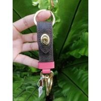 ราคา **พร้อมส่ง**ของแท้ถูกสุด(ผ่อน0%)พวงกุญแจ Coach ลาย signature อะไหล่สีทองของแท้นำเข้าจาก USA (16884937008)