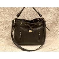 ราคา กระเป๋าหนัง มือสอง แบรนด์ CAPACCI สภาพสวย มีช่องใส่ของ 2 ช่อง ภายในสะอาด (26040582578)