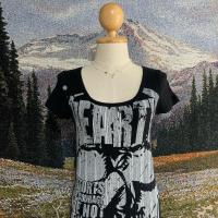 ราคา เสื้อยืด สีดำ โชว์หลังลายกางเขน+กระโหลก อก30-34 มือสอง (27456974466)