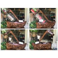 ราคา งานเก่า ที่โชว์ขวดเหล้า/ไวน์ รูปรองเท้าที่ใส่ขวดเหล้า ที่วางขวดเหล้า ไม้จริงแกะลาย ขนาดกว้าง 10 ซม ยาว 31 ซม สูง 30 ซม (21090113784)