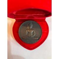 ราคา No449 เหรียญทองแดงรมดำ พระพุทธสิหิงค์ หลังพระนามาภิไธยย่อ ภปร ที่ระลึก 700 ปีลายสือไทย (22649343431)