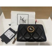 ราคา พร้อมส่ง Lyn Chloris Short Wallet กระเป๋าสตางค์ใบสั้นสีดำ แท้ 100% (22315345051)