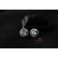 ราคา Meena Gems ต่างหุโอปอลแท้รุ้งสวยพลอยดิบไม่ผ่านการปรับปรุง ล้อมเพชร ทรงกลม ตัวเรือนเงินแท้ชุบทองขาว จัดส่งฟรีพร้อมกล่อง (9114280784)