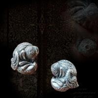 ราคา แมลงภู่คำ ครูบาออเนื้อเงินยวงรุ่นแรกครูบาออพระธาตุดอยจอมแวะเชียงใหม่ (23202047388)