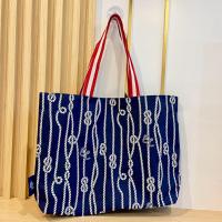 ราคา ใหม่❗️กระเป๋าสะพาย Estee Lauder กระเป๋าผ้า แท้ พิมพ์ลายแบรนด์ กระเป๋าไม่มีซิป ซับในบุผ้าอย่างดี กันน้ำ เนื้อผ้าหนามากกก (24606236934)