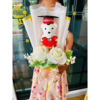 ราคา ช่อดอกกุหลาบ ช่อกุหลาบวาเลนไทน์ NingFashion ช่อดอกกุหลาบสีขาว 2 ดอกพร้อมตุ๊กตาหมีใส่หมวก ปัจฉิม รับปริญญา (27391911223)