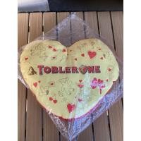 ราคา หมอนหัวใจซุกมือของ ช็อกโกแลต Toblerone(ของใหม่จ้า) ขนาดกว้าง33ยาว 37สูง13เซนติเมตร โดยประมาณ (28172312103)